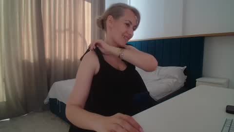 Snapshot of adellynrose chatting on 06-19-26, 03:27 Adellyn online show from 06-19-26, 03:27