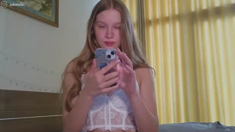 Snapshot of adorielle chatting on 07-18-26, 06:17 Lia online show from 07-18-26, 06:17