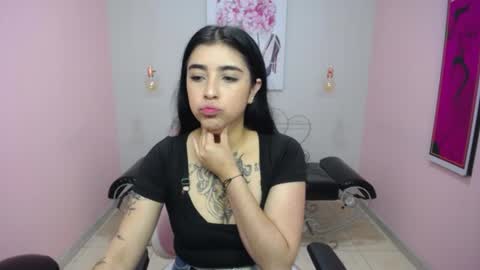 Snapshot of adri_gomez_1 chatting on 05-11-26, 12:44 Adri online show from 05-11-26, 12:44