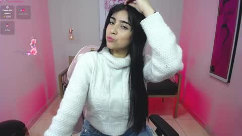 Snapshot of adri_gomez_1 chatting on 05-19-26, 12:11 Adri online show from 05-19-26, 12:11