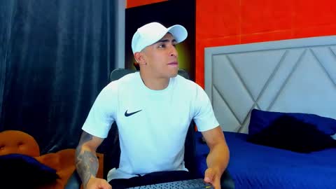 Snapshot of adrian_rae chatting on 09-24-25, 06:11 online show from 09-24-25, 06:11