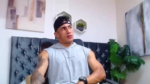 Snapshot of adrian_rae chatting on 10-01-25, 06:14 online show from 10-01-25, 06:14