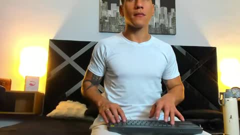 Snapshot of adriano_bigcock chatting on 04-25-26, 03:31 Adrian online show from 04-25-26, 03:31