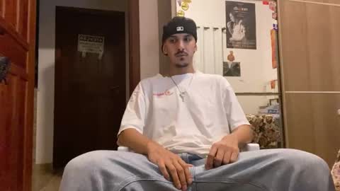 Snapshot of aelucius chatting on 10-20-25, 04:02 Luci online show from 10-20-25, 04:02