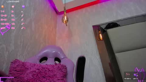 Snapshot of agatha_russh_ chatting on 02-11-25, 07:38 LUNNA online show from 02-11-25, 07:38