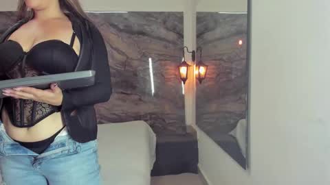 Snapshot of agnes_02 chatting on 10-18-25, 11:44 agnes_02 online show from 10-18-25, 11:44