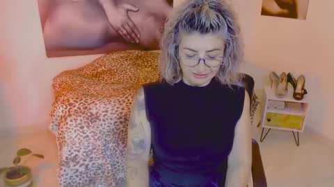 Snapshot of agnes_blackmore chatting on 01-12-25, 03:28 Lily online show from 01-12-25, 03:28