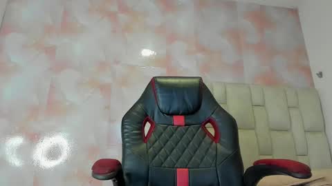 Snapshot of aida_rose chatting on 03-08-25, 09:40 karoline online show from 03-08-25, 09:40