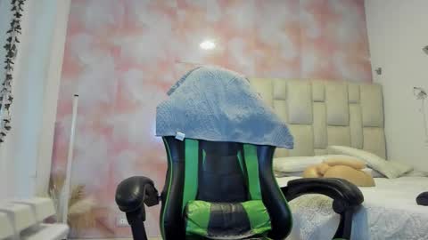 Snapshot of aida_rose chatting on 11-23-25, 05:35 karoline online show from 11-23-25, 05:35