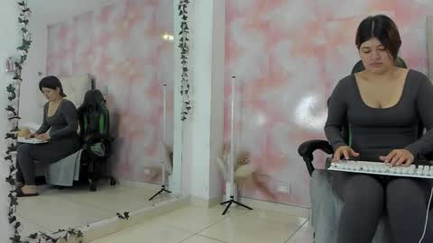 Snapshot of aida_rose chatting on 11-25-25, 06:41 karoline online show from 11-25-25, 06:41