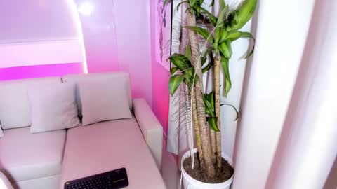 Snapshot of ailee_naughty chatting on 12-18-25, 02:06 online show from 12-18-25, 02:06