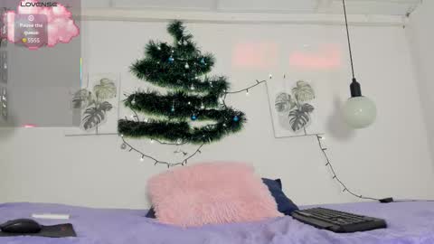 Snapshot of ainoa_pink chatting on 12-16-25, 01:27 Ainoa online show from 12-16-25, 01:27