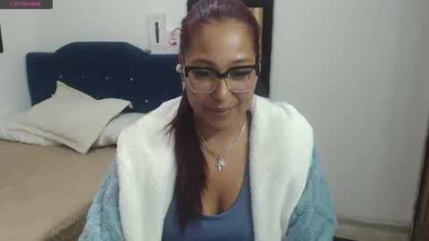 aisha_french online show from 06-09-26, 01:56
