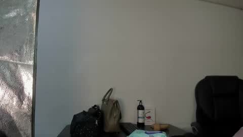 Snapshot of aisha_hotts777 chatting on 12-15-25, 02:27 Aisha online show from 12-15-25, 02:27