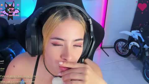 Snapshot of aishelyng20 chatting on 10-24-25, 06:43 aishelyng20 online show from 10-24-25, 06:43