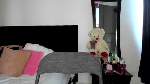 Snapshot of akanekihm chatting on 12-19-25, 11:39 MIRANDA online show from 12-19-25, 11:39