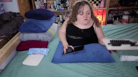 Snapshot of akindmodel chatting on 12-05-25, 10:57 Natalie online show from 12-05-25, 10:57