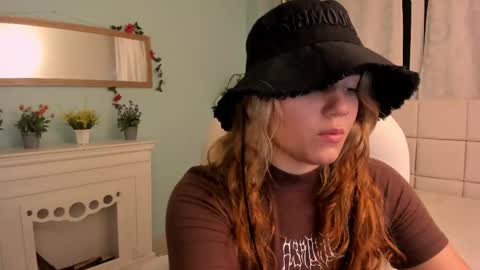Snapshot of alaia_greyy chatting on 02-10-25, 01:44 Alaia online show from 02-10-25, 01:44