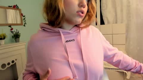 Snapshot of alaia_greyy chatting on 02-11-25, 02:46 Alaia online show from 02-11-25, 02:46