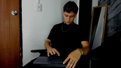 Snapshot of alan__smith chatting on 12-17-25, 08:04 alan__smith online show from 12-17-25, 08:04