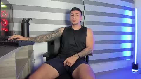 Snapshot of alan_muscle chatting on 06-11-26, 02:33 Alan online show from 06-11-26, 02:33