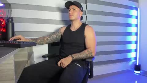 Snapshot of alan_muscle chatting on 06-15-26, 05:09 Alan online show from 06-15-26, 05:09