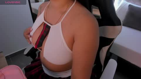 Snapshot of alana_dantes chatting on 05-06-26, 12:32 M E L I online show from 05-06-26, 12:32