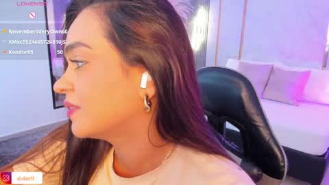 Snapshot of alana_dantes chatting on 05-28-26, 08:39 M E L I online show from 05-28-26, 08:39