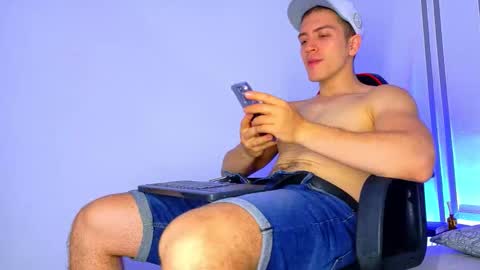 Snapshot of alanferrer chatting on 12-21-25, 11:17 Alan Ferrer online show from 12-21-25, 11:17