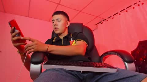 Snapshot of aleckk_boy chatting on 11-12-25, 08:52 Aleck Boy online show from 11-12-25, 08:52