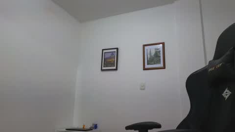 Snapshot of alejandroo_7 chatting on 12-21-24, 01:04 alejandroo_7 online show from 12-21-24, 01:04