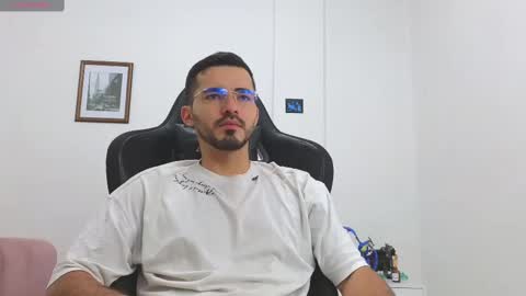 Snapshot of alejandroo_7 chatting on 10-25-25, 04:13 alejandroo_7 online show from 10-25-25, 04:13