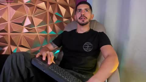 Snapshot of alejandrostorm chatting on 02-15-26, 04:09 Alejo online show from 02-15-26, 04:09