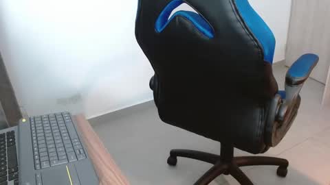 Snapshot of alejo_hot23 chatting on 10-28-25, 01:09 David online show from 10-28-25, 01:09