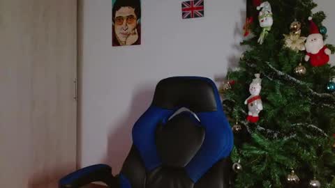 Snapshot of alejo_hot23 chatting on 12-17-25, 03:45 David online show from 12-17-25, 03:45