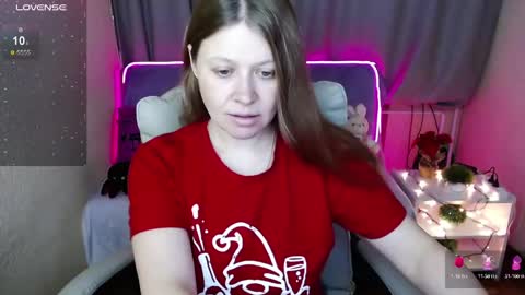 Snapshot of alekasamui chatting on 12-25-24, 11:31 Aleksa online show from 12-25-24, 11:31