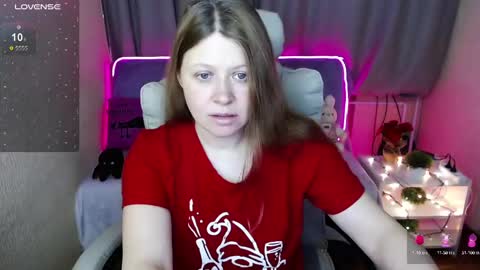 Snapshot of alekasamui chatting on 12-27-24, 01:32 Aleksa online show from 12-27-24, 01:32