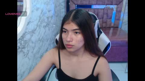 Snapshot of alesia_v chatting on 05-14-26, 03:35 Live 1000pm 600am COLOMBIAN HOUR online show from 05-14-26, 03:35