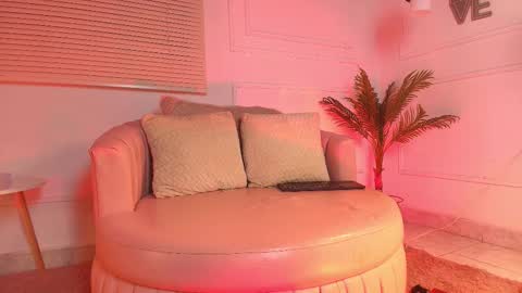 Snapshot of alessia_moon1 chatting on 10-24-25, 01:29 Alejandra online show from 10-24-25, 01:29