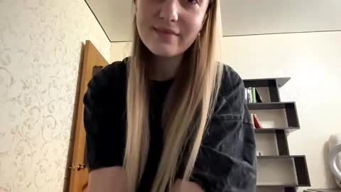 Snapshot of alethapalmerino chatting on 12-15-25, 06:39 April online show from 12-15-25, 06:39