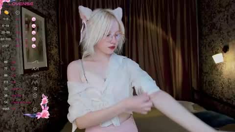 Snapshot of alettaeve chatting on 10-08-25, 03:20 Lola online show from 10-08-25, 03:20