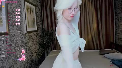 Snapshot of alettaeve chatting on 10-10-25, 01:32 Lola online show from 10-10-25, 01:32