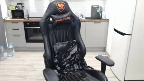 Snapshot of alex_gotcha chatting on 02-14-25, 04:15 Alex online show from 02-14-25, 04:15