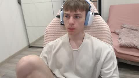 Snapshot of alex_gotcha chatting on 09-23-25, 10:35 Alex online show from 09-23-25, 10:35