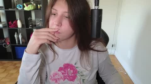 dont be afraid to click social media link its  working  just click on that  online show from 10-15-25, 09:48