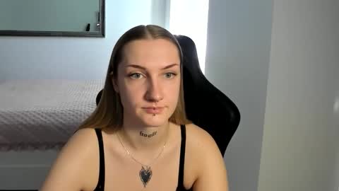 Snapshot of alexafragile chatting on 09-25-25, 01:15 Alexa online show from 09-25-25, 01:15