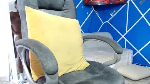 Snapshot of alexander_megan chatting on 11-18-25, 01:04 alexander online show from 11-18-25, 01:04