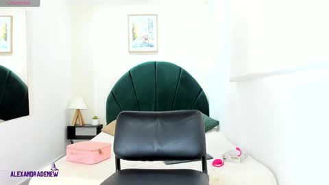 Snapshot of alexandrade_ chatting on 04-05-26, 12:02 online show from 04-05-26, 12:02