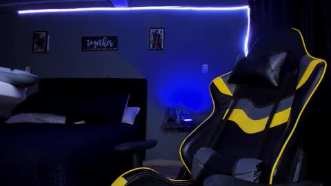 Snapshot of alexgiraldo__ chatting on 10-28-25, 02:15 alexgiraldo__ online show from 10-28-25, 02:15