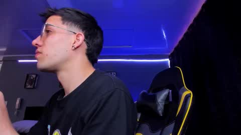 Snapshot of alexgiraldo__ chatting on 11-08-25, 12:16 alexgiraldo__ online show from 11-08-25, 12:16